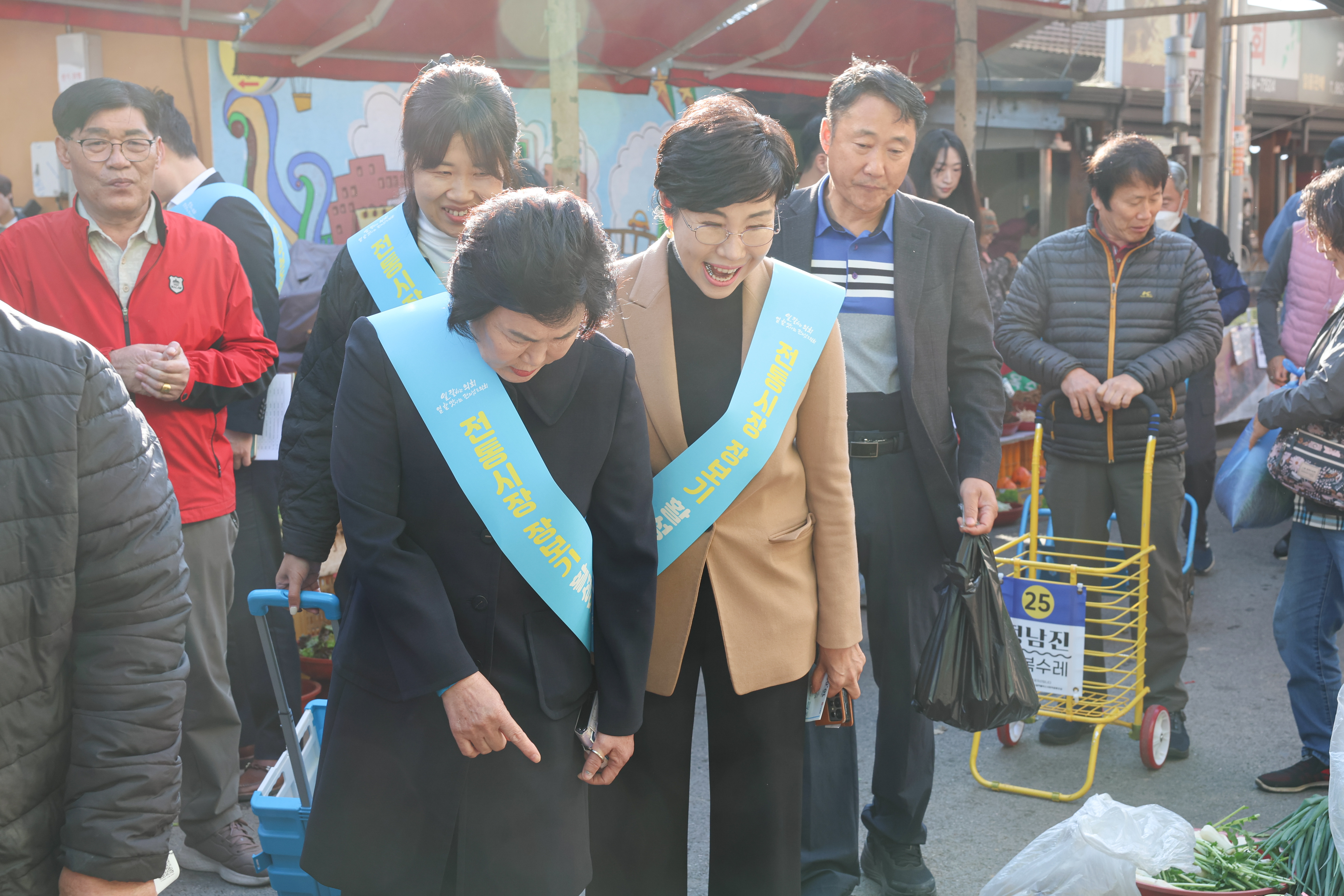 25년11월07일 경제관광문화위원회 전통시장 장보기 캠페인 (19)4