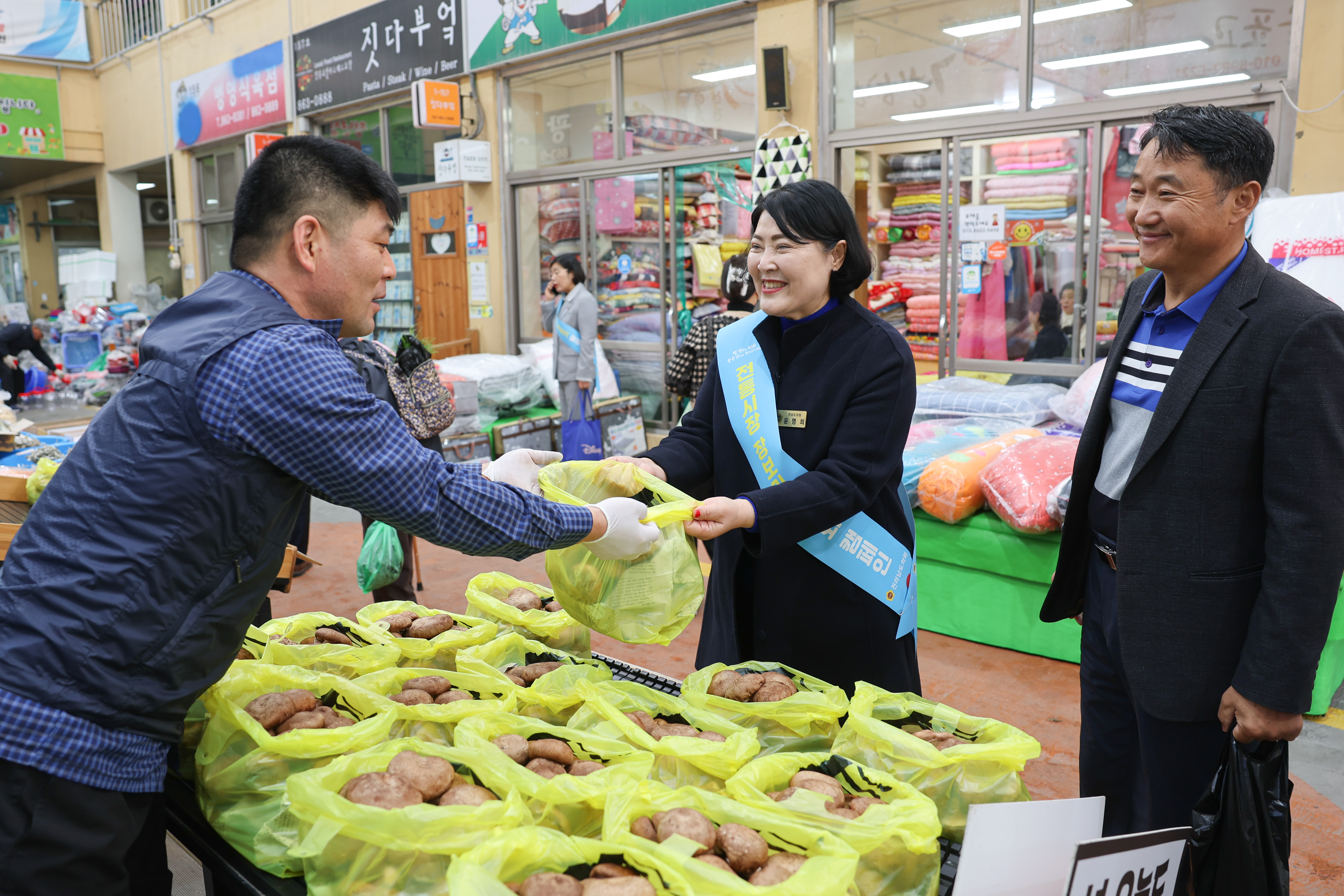 25년11월07일 경제관광문화위원회 전통시장 장보기 캠페인 (38)8