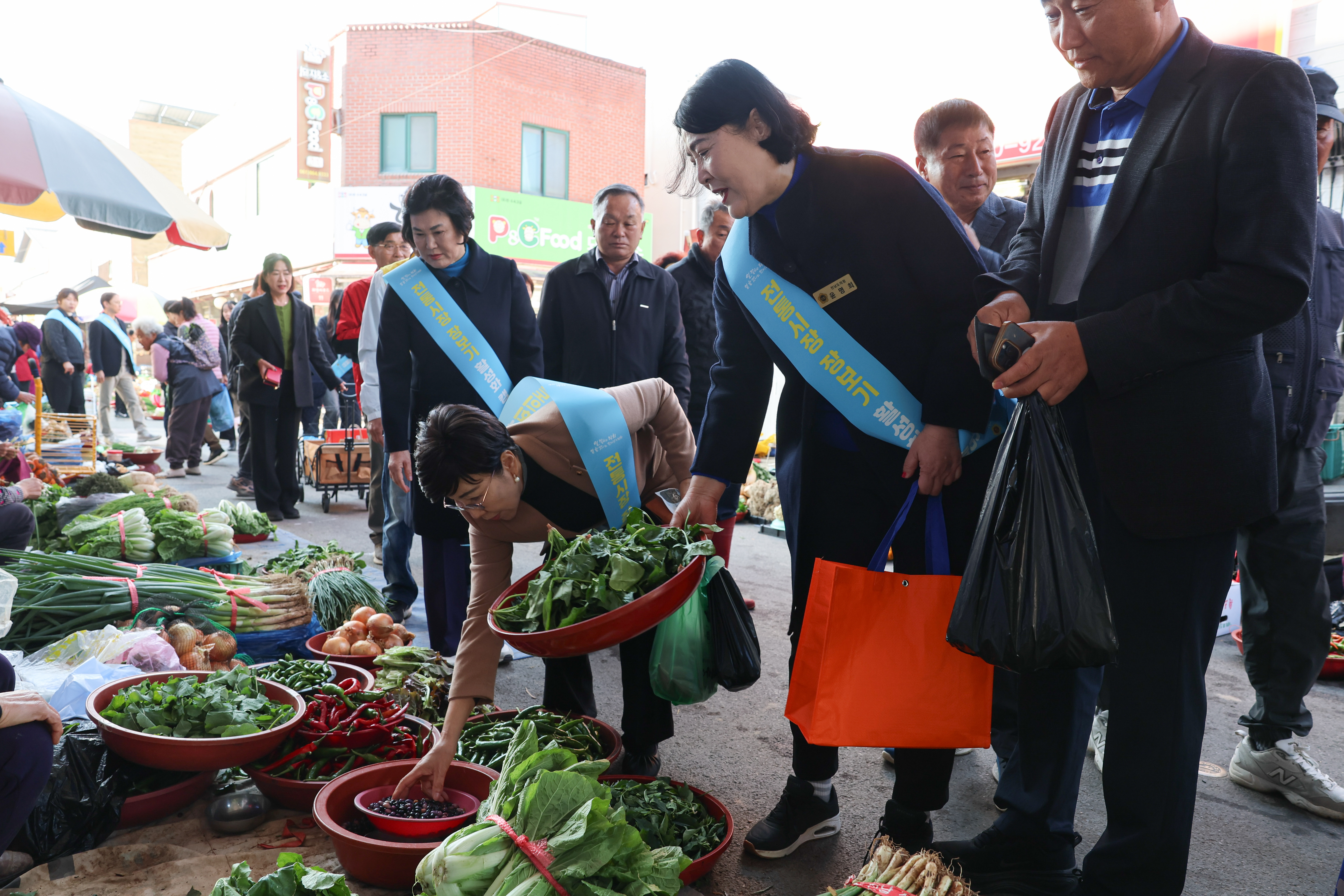 25년11월07일 경제관광문화위원회 전통시장 장보기 캠페인 (29)6