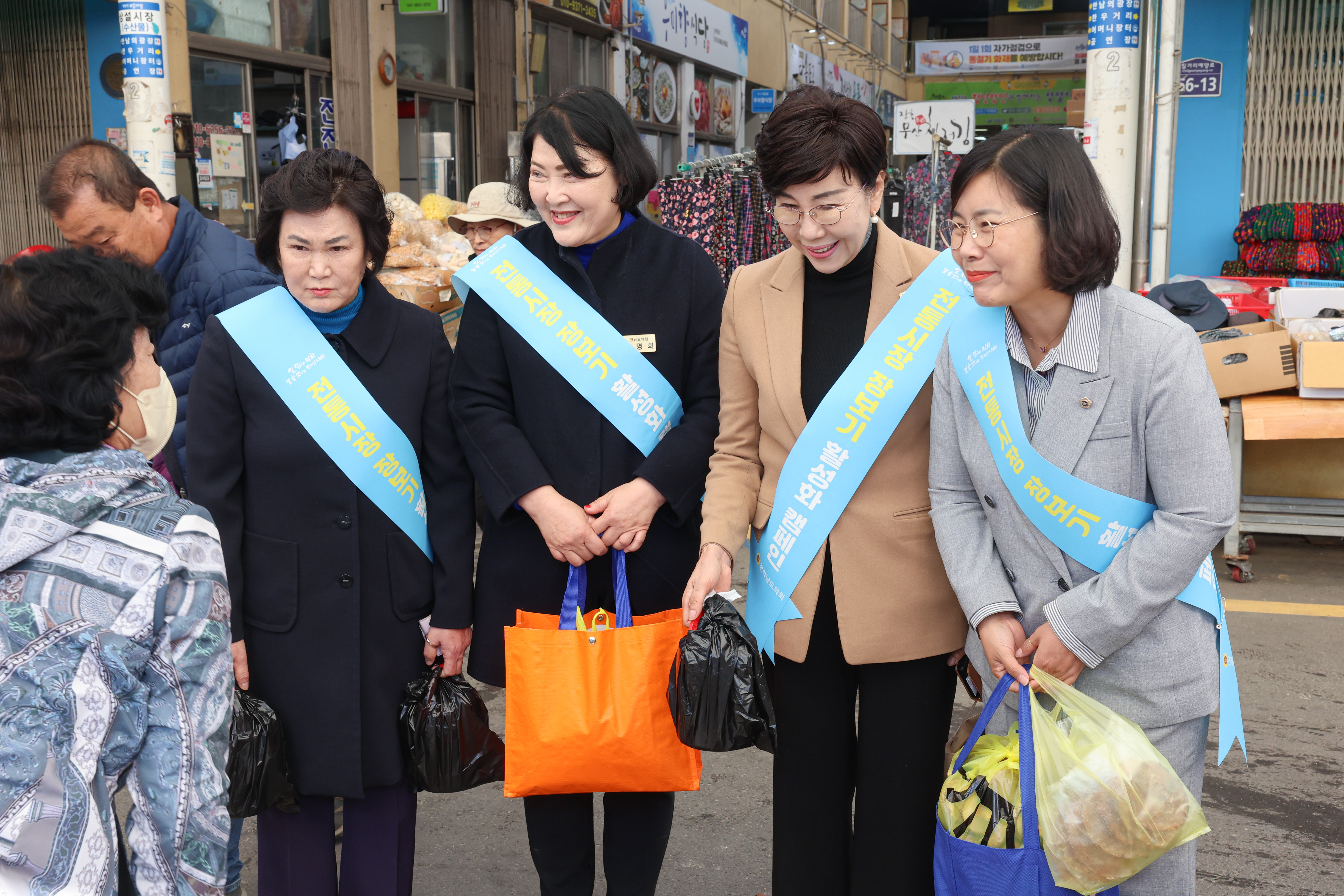 25년11월07일 경제관광문화위원회 전통시장 장보기 캠페인 (70)6