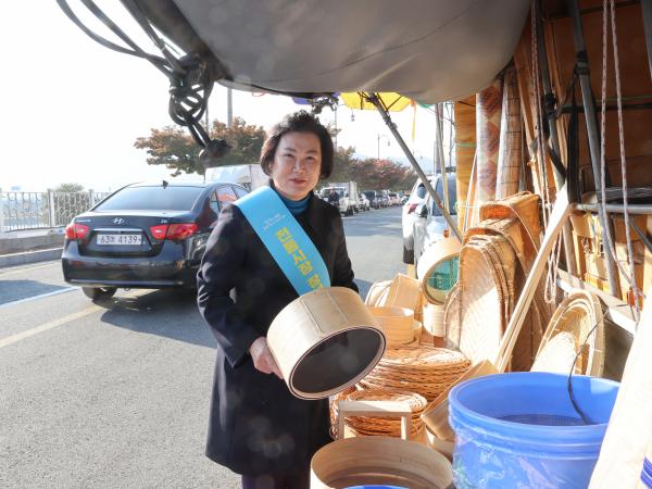 25년11월07일 경제관광문화위원회 전통시장 장보기 캠페인 (1) 10