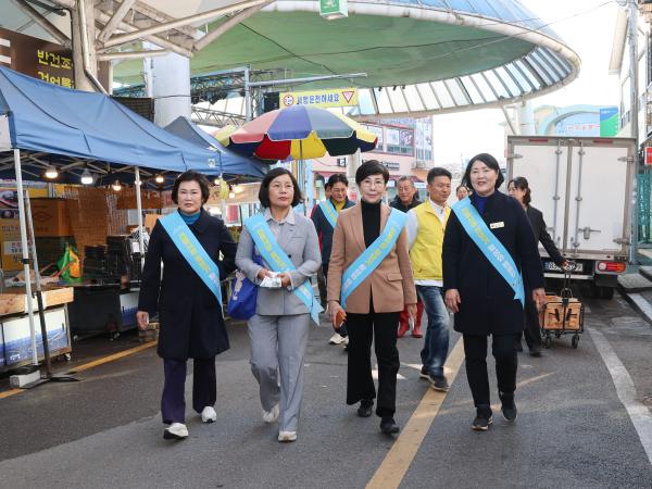 25년11월07일 경제관광문화위원회 전통시장 장보기 캠페인 (7) 2