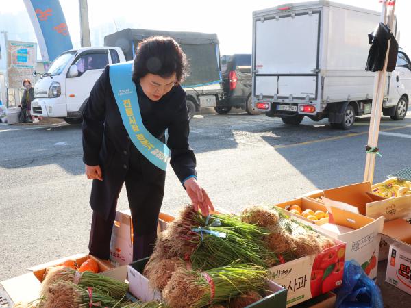 25년11월07일 경제관광문화위원회 전통시장 장보기 캠페인 (3) 4