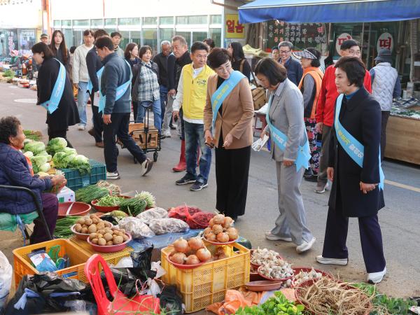 25년11월07일 경제관광문화위원회 전통시장 장보기 캠페인 (13) 6