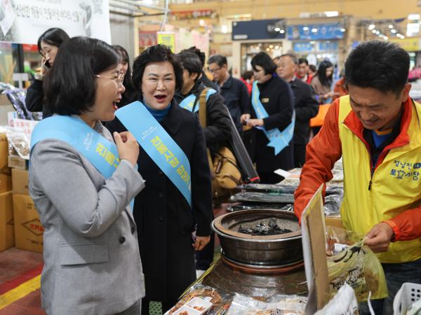 25년11월07일 경제관광문화위원회 전통시장 장보기 캠페인 (61) 7