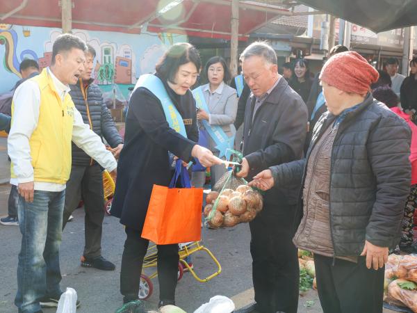 25년11월07일 경제관광문화위원회 전통시장 장보기 캠페인 (16) 4