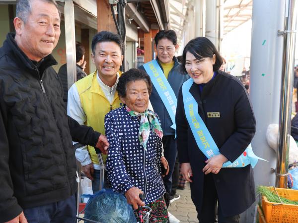 25년11월07일 경제관광문화위원회 전통시장 장보기 캠페인 (14) 3
