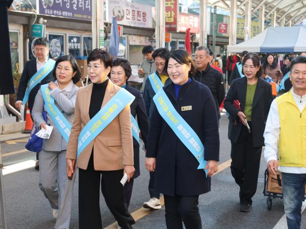 25년11월07일 경제관광문화위원회 전통시장 장보기 캠페인 (10) 3