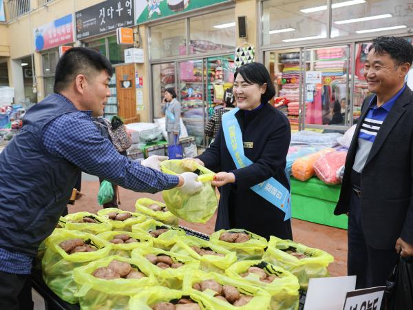 25년11월07일 경제관광문화위원회 전통시장 장보기 캠페인 (38) 8