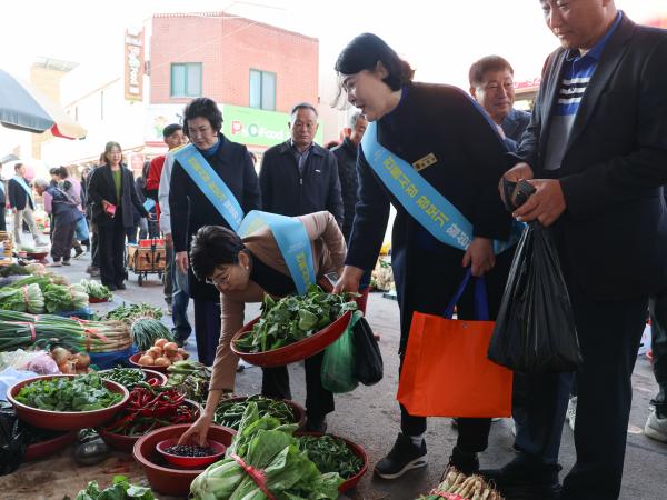 25년11월07일 경제관광문화위원회 전통시장 장보기 캠페인 (29) 6