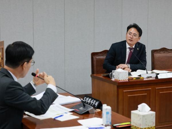 제395회 제2차 정례회 의회운영위원회 행정사무감사 첨부이미지 : 25년11월03일 제395회 저2차 정례회 의회운영위원회 행정사무감사 - 101.jpg