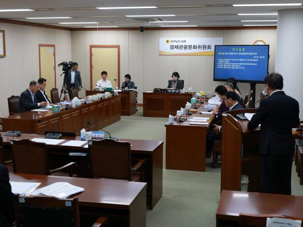 제395회 제2차 정례회 경제관광문화위원회 회의 첨부이미지 : 25년11월03일 제395회 제2차 정례회 경제관광문화위원회 회의 - 015.jpg