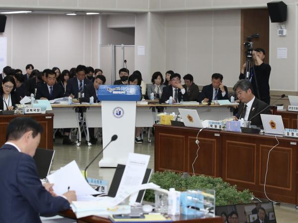 제395회 제2차 정례회 교육위원회 행정사무감사 첨부이미지 : 25년11월03일 제395회 제2차 정례회 교육위원회 행정사무감사 - 002.jpg