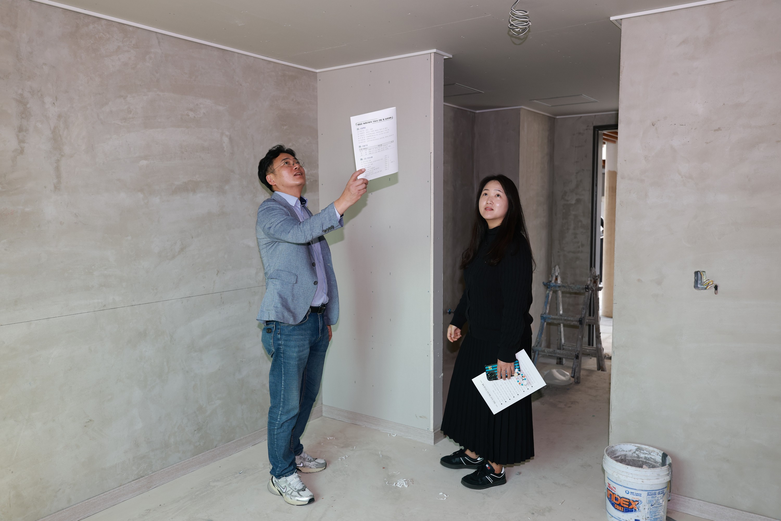 제394회 임시회 농수산위원회 농업근로자 기숙사 현장방문 첨부이미지 : 25년10월22일 제394회 임시회 농수산위원회 농업근로자 기숙사 현장방문  - 008.jpg