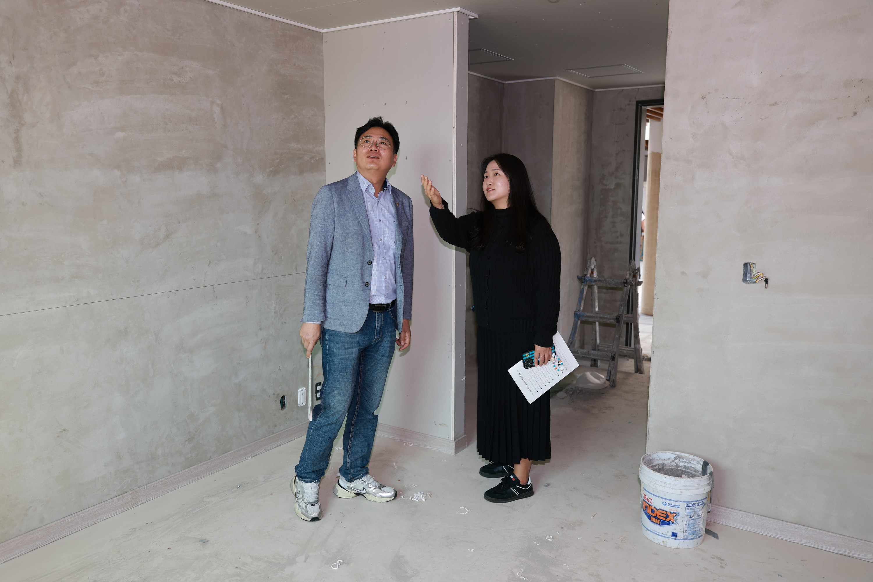 제394회 임시회 농수산위원회 농업근로자 기숙사 현장방문 첨부이미지 : 25년10월22일 제394회 임시회 농수산위원회 농업근로자 기숙사 현장방문  - 009.jpg