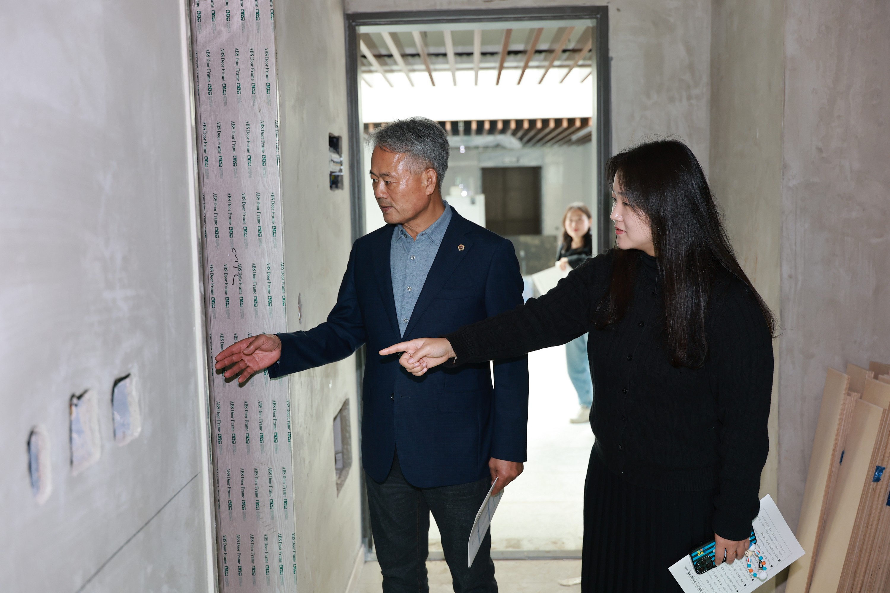 제394회 임시회 농수산위원회 농업근로자 기숙사 현장방문 첨부이미지 : 25년10월22일 제394회 임시회 농수산위원회 농업근로자 기숙사 현장방문  - 013.jpg