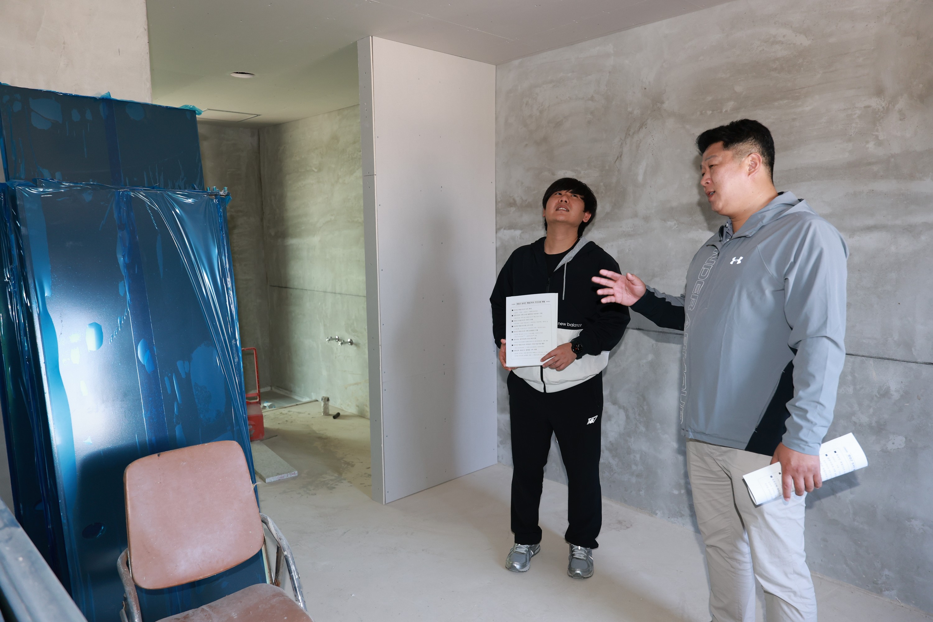 제394회 임시회 농수산위원회 농업근로자 기숙사 현장방문 첨부이미지 : 25년10월22일 제394회 임시회 농수산위원회 농업근로자 기숙사 현장방문  - 019.jpg