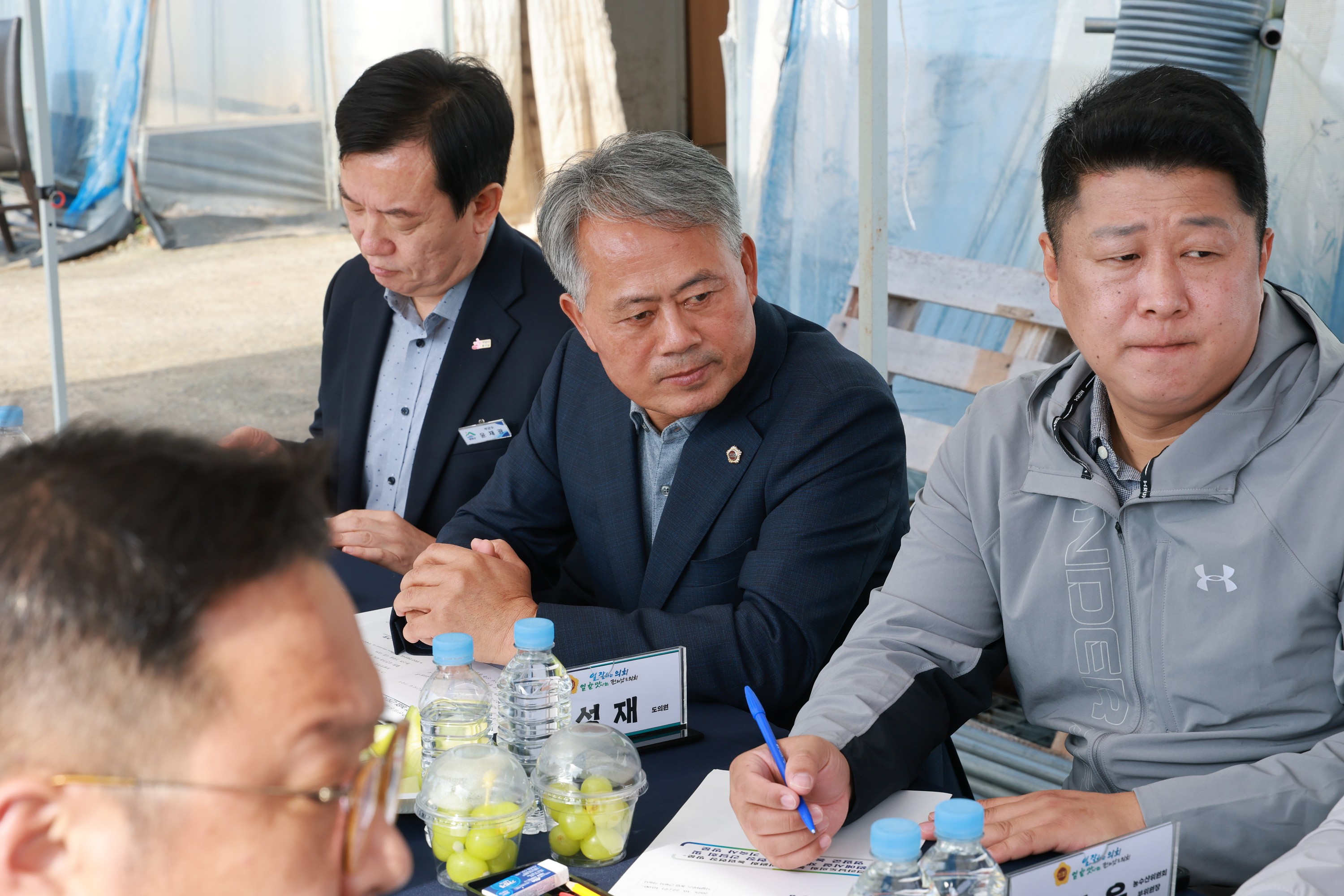 제394회 임시회 농수산위원회 토마토농가 현장방문 간담회 첨부이미지 : 25년10월22일 제394회 임시회 농수산위원회 토마토농가 현장방문 간담회 - 022.jpg