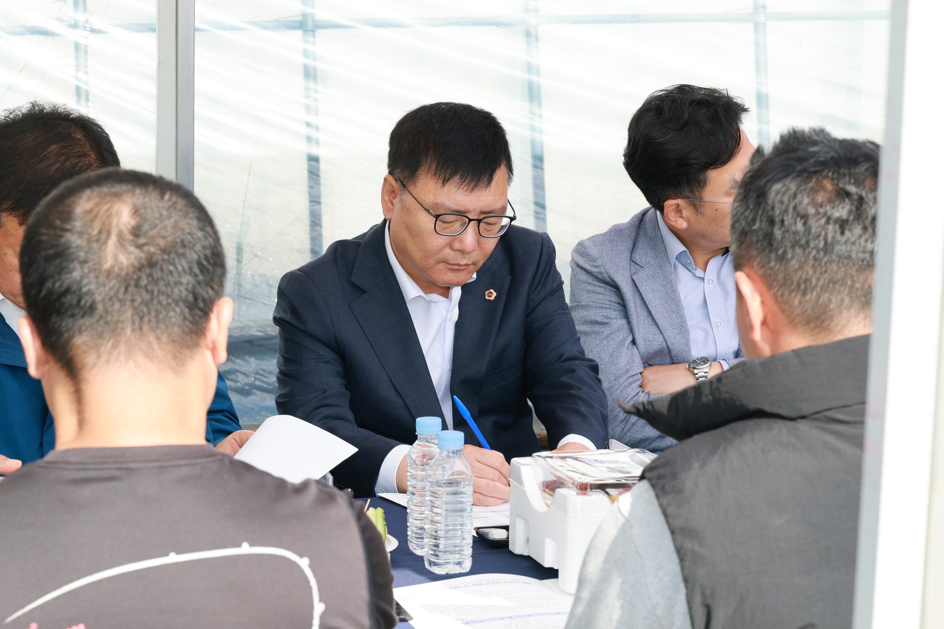 제394회 임시회 농수산위원회 토마토농가 현장방문 간담회 첨부이미지 : 25년10월22일 제394회 임시회 농수산위원회 토마토농가 현장방문 간담회 - 034.jpg