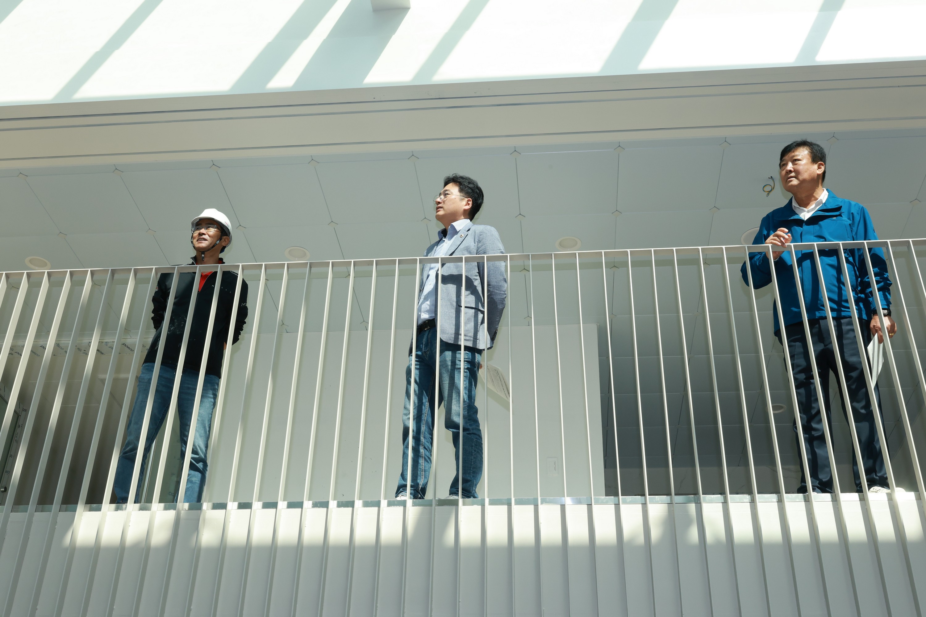 제394회 임시회 농수산위원회 농업근로자 기숙사 현장방문 첨부이미지 : 25년10월22일 제394회 임시회 농수산위원회 농업근로자 기숙사 현장방문  - 015.jpg