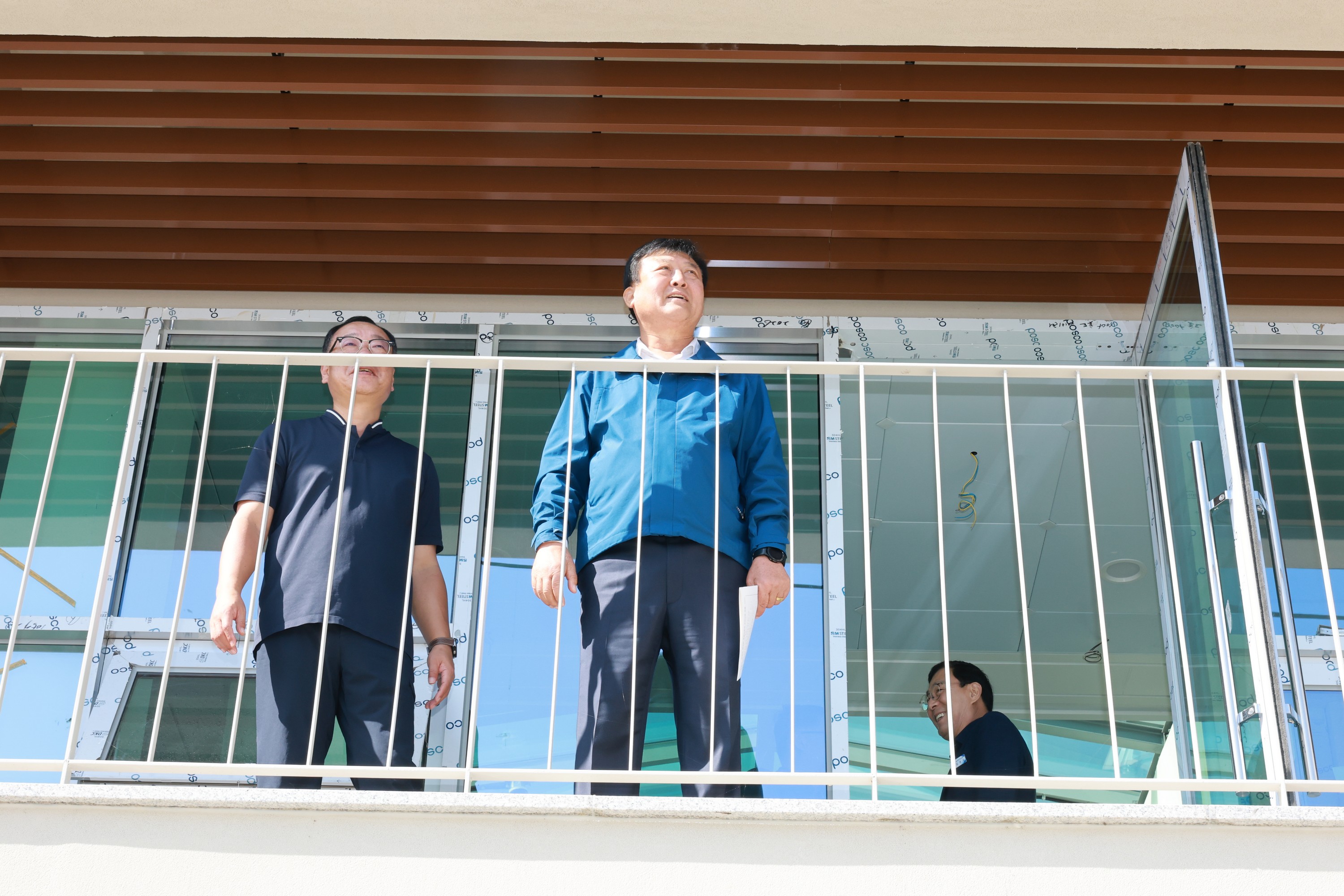 제394회 임시회 농수산위원회 농업근로자 기숙사 현장방문 첨부이미지 : 25년10월22일 제394회 임시회 농수산위원회 농업근로자 기숙사 현장방문  - 017.jpg