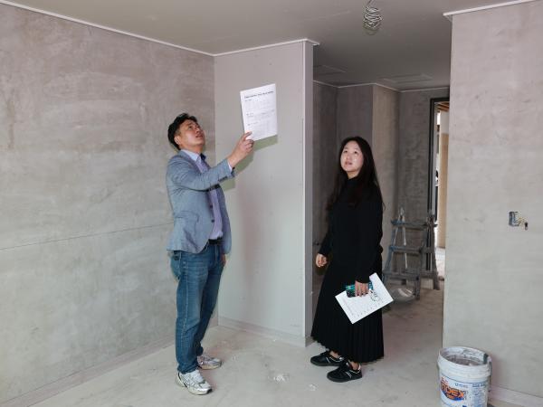 제394회 임시회 농수산위원회 농업근로자 기숙사 현장방문 첨부이미지 : 25년10월22일 제394회 임시회 농수산위원회 농업근로자 기숙사 현장방문  - 008.jpg