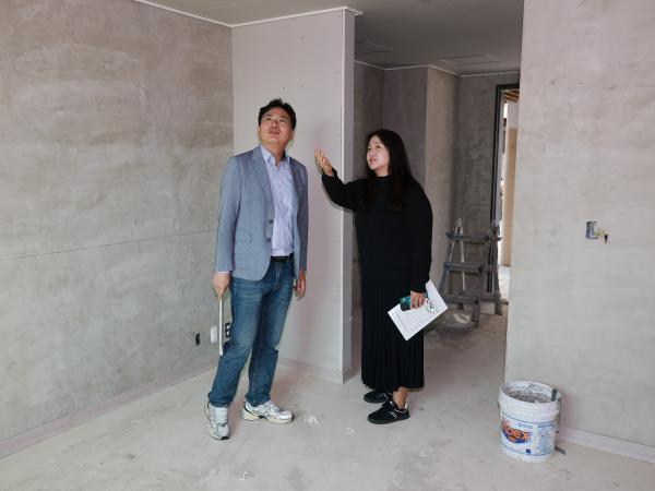 제394회 임시회 농수산위원회 농업근로자 기숙사 현장방문 첨부이미지 : 25년10월22일 제394회 임시회 농수산위원회 농업근로자 기숙사 현장방문  - 009.jpg