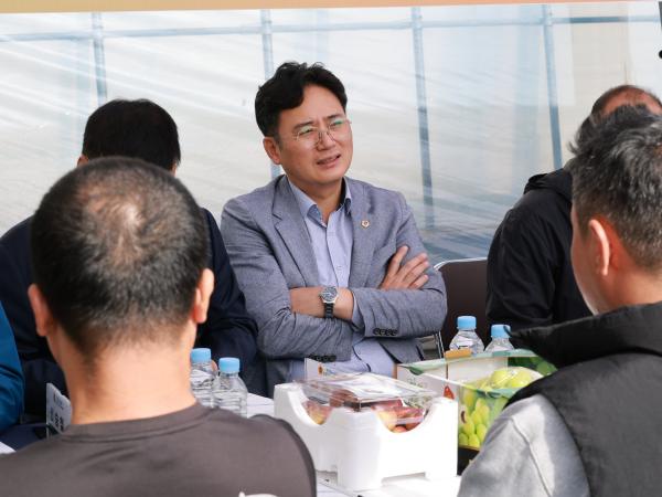 제394회 임시회 농수산위원회 토마토농가 현장방문 간담회 첨부이미지 : 25년10월22일 제394회 임시회 농수산위원회 토마토농가 현장방문 간담회 - 024.jpg