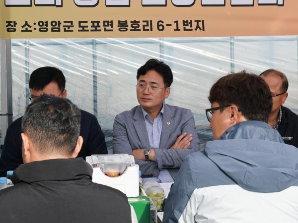 제394회 임시회 농수산위원회 토마토농가 현장방문 간담회 첨부이미지 : 25년10월22일 제394회 임시회 농수산위원회 토마토농가 현장방문 간담회 - 016.jpg