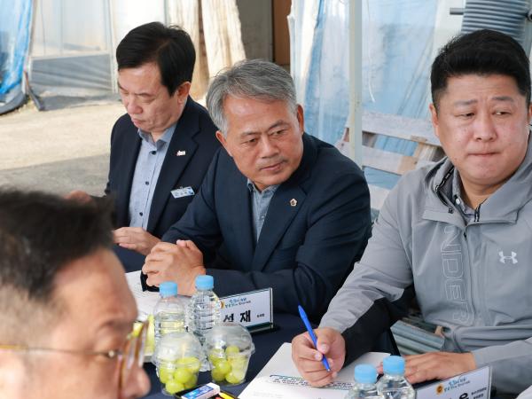 제394회 임시회 농수산위원회 토마토농가 현장방문 간담회 첨부이미지 : 25년10월22일 제394회 임시회 농수산위원회 토마토농가 현장방문 간담회 - 022.jpg