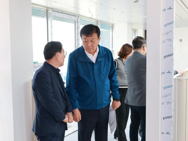 제394회 임시회 농수산위원회 농업근로자 기숙사 현장방문 첨부이미지 : 25년10월22일 제394회 임시회 농수산위원회 농업근로자 기숙사 현장방문  - 020.jpg