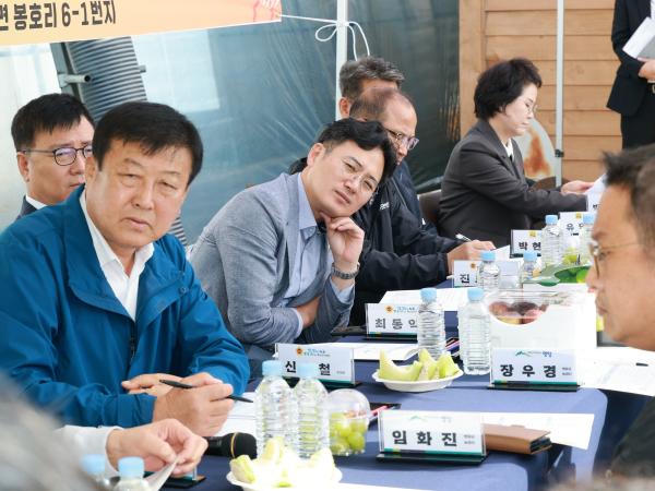 제394회 임시회 농수산위원회 토마토농가 현장방문 간담회 첨부이미지 : 25년10월22일 제394회 임시회 농수산위원회 토마토농가 현장방문 간담회 - 029.jpg