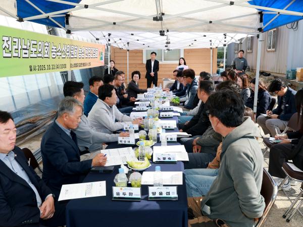 제394회 임시회 농수산위원회 토마토농가 현장방문 간담회 첨부이미지 : 25년10월22일 제394회 임시회 농수산위원회 토마토농가 현장방문 간담회 - 039.jpg