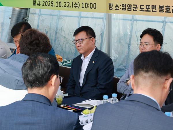 제394회 임시회 농수산위원회 토마토농가 현장방문 간담회 첨부이미지 : 25년10월22일 제394회 임시회 농수산위원회 토마토농가 현장방문 간담회 - 026.jpg