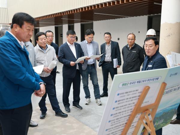 제394회 임시회 농수산위원회 농업근로자 기숙사 현장방문 첨부이미지 : 25년10월22일 제394회 임시회 농수산위원회 농업근로자 기숙사 현장방문  - 005.jpg