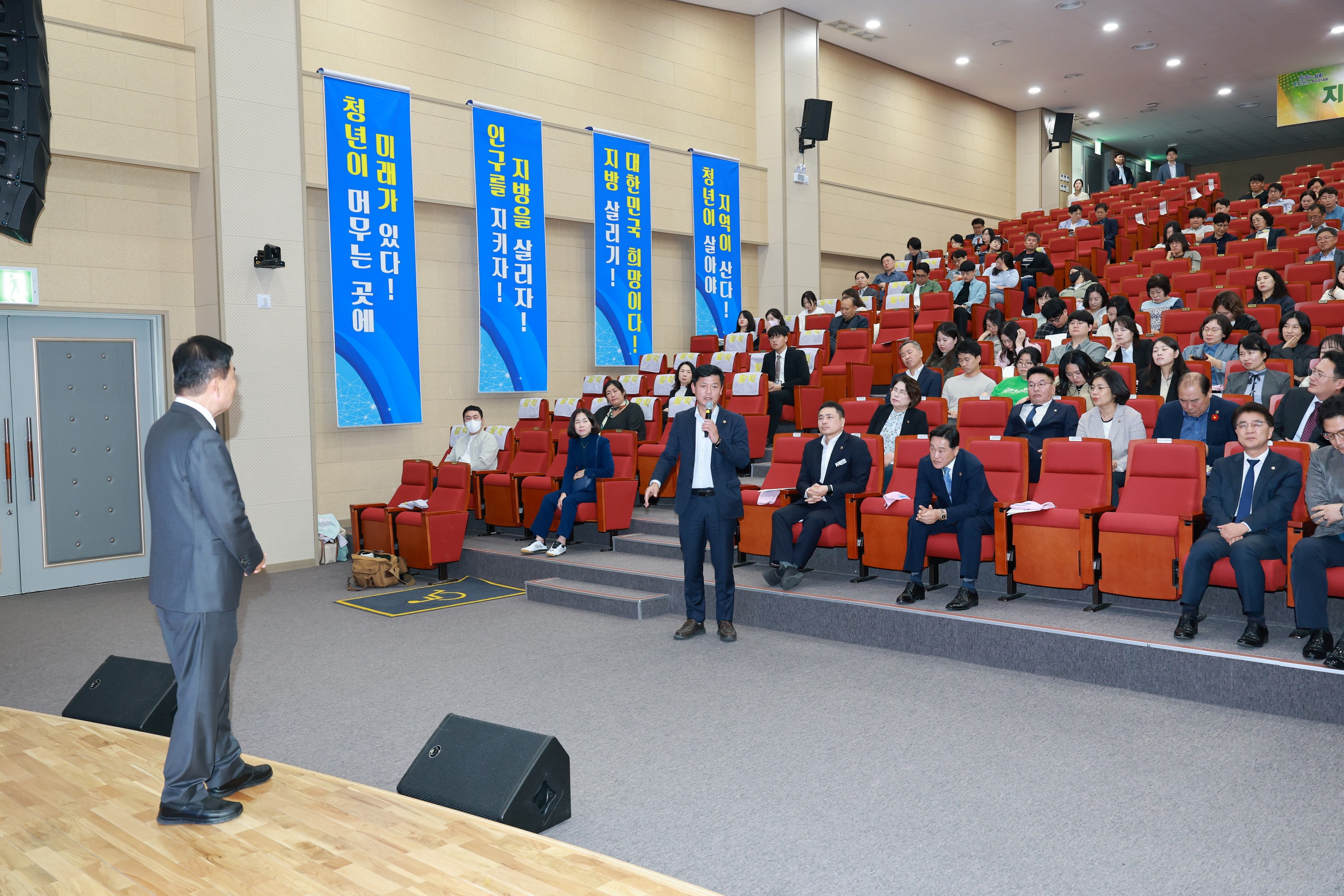 지역소멸 및 인구감소 대응 정책포럼 첨부이미지 : 25년10월24일 지역소멸 및 인구감소 대응 정책포럼 - 047.jpg
