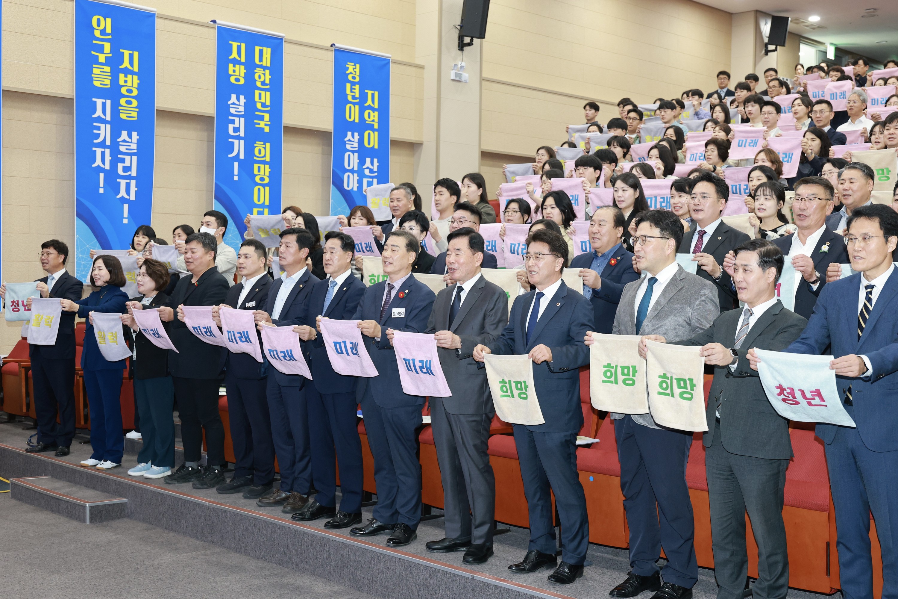 지역소멸 및 인구감소 대응 정책포럼 첨부이미지 : 25년10월24일 지역소멸 및 인구감소 대응 정책포럼 - 032.jpg