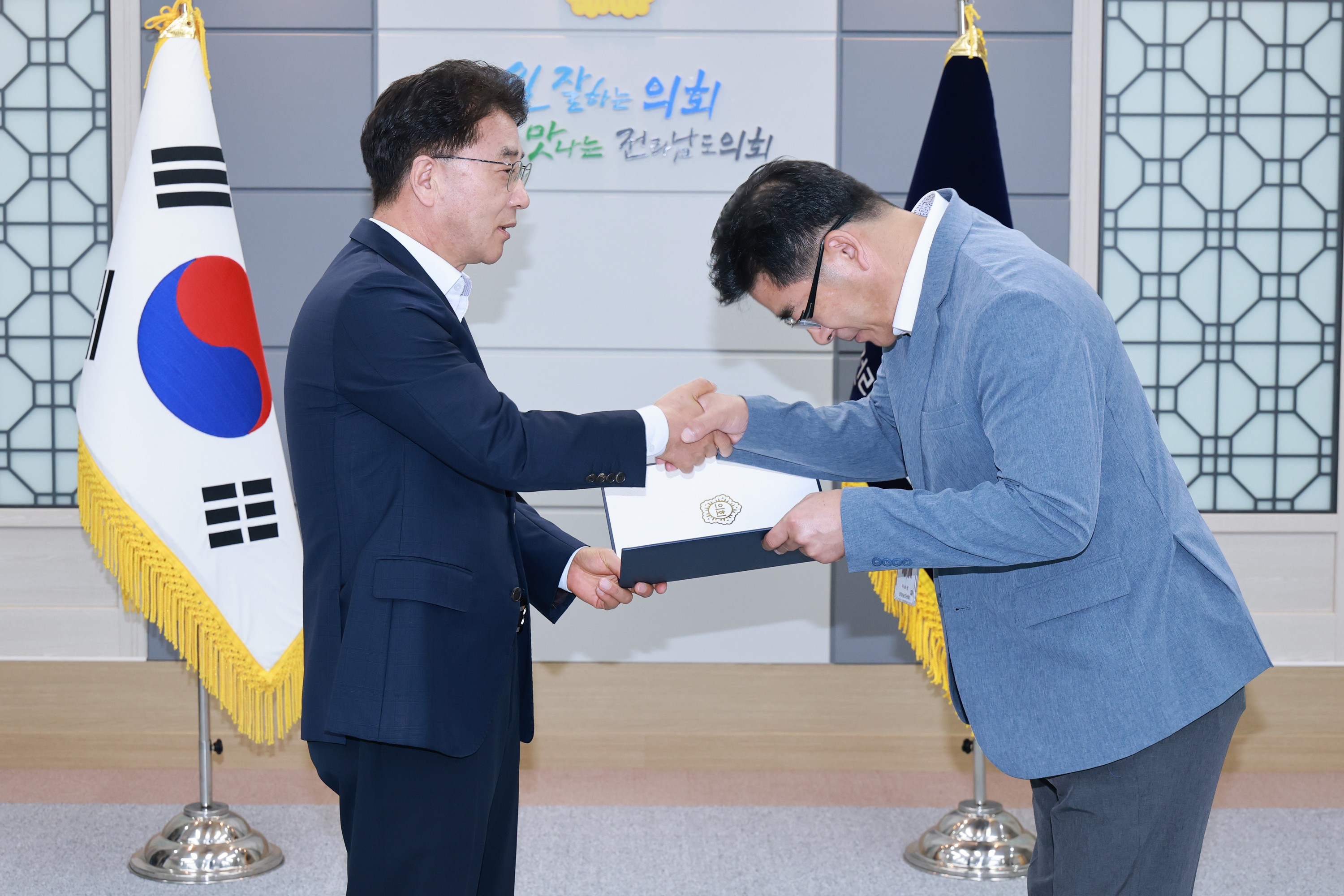 하반기 5급 승진자 임용장 수여식 첨부이미지 : 25년10월20일 하반기 5급 승진자 임용장 수여식 - 002.jpg