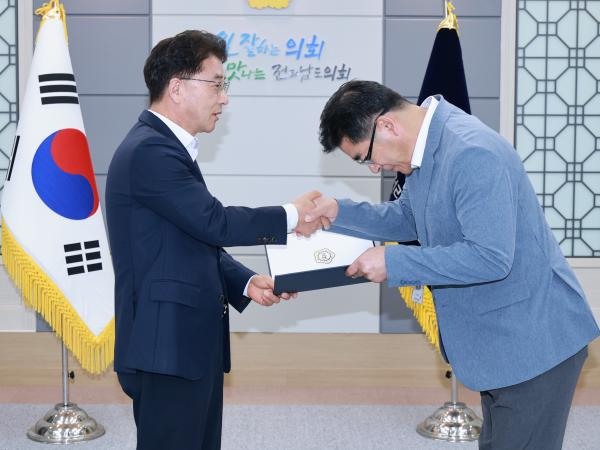 하반기 5급 승진자 임용장 수여식 첨부이미지 : 25년10월20일 하반기 5급 승진자 임용장 수여식 - 002.jpg