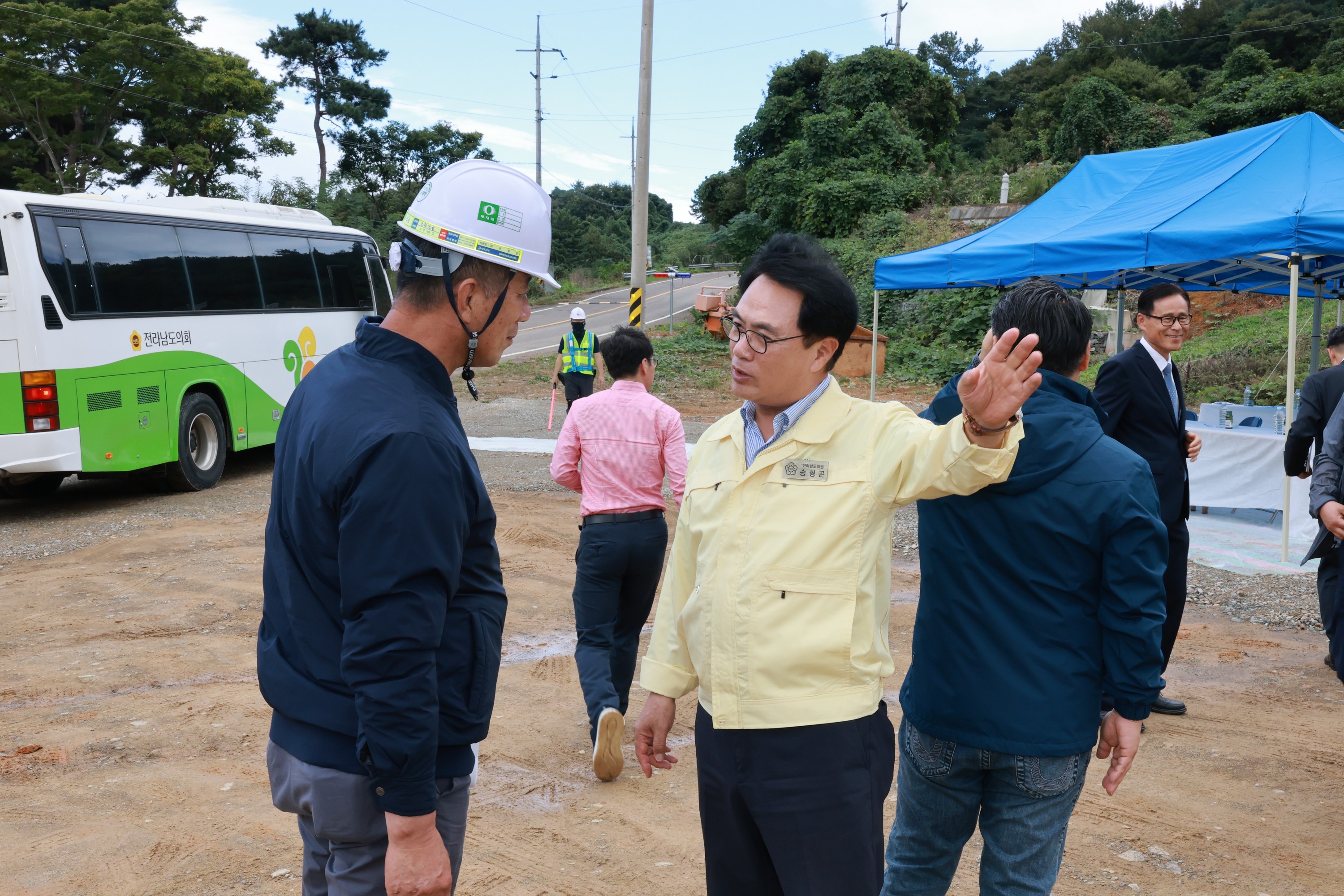 제394회 임시회 안전건설소방위원회 과역~남영간 지방도 공사현장 현지활동 첨부이미지 : 25년10월16일 제394회 임시회 과역~남영간 지방도 공사현장 현지활동 - 038.jpg