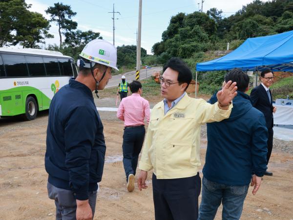 제394회 임시회 안전건설소방위원회 과역~남영간 지방도 공사현장 현지활동 첨부이미지 : 25년10월16일 제394회 임시회 과역~남영간 지방도 공사현장 현지활동 - 038.jpg