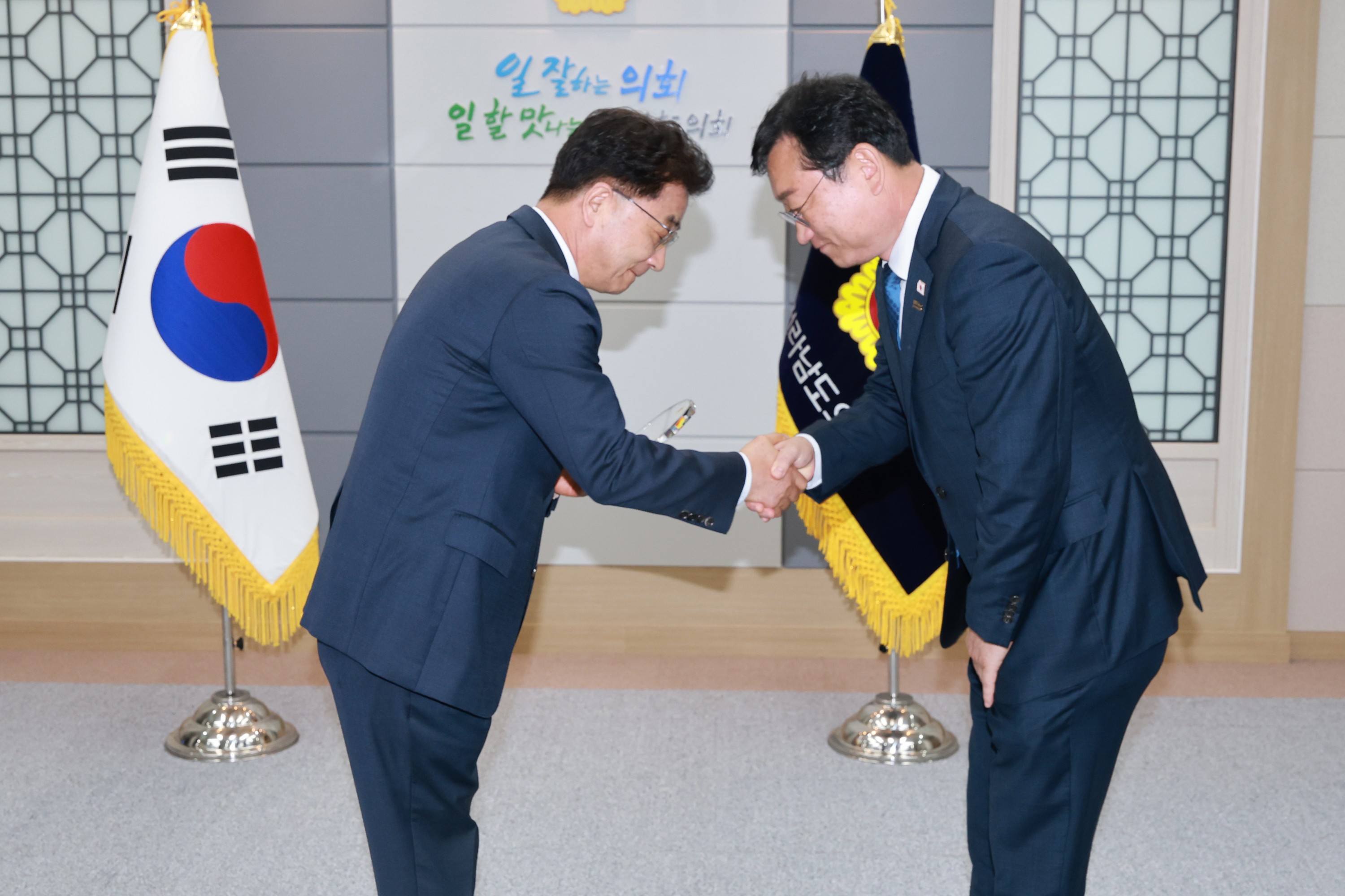 명창환 행정부지사 감사패 수여식 첨부이미지 : 25년10월15일 명창환 행정부지사 감사패 수여식 - 002.jpg