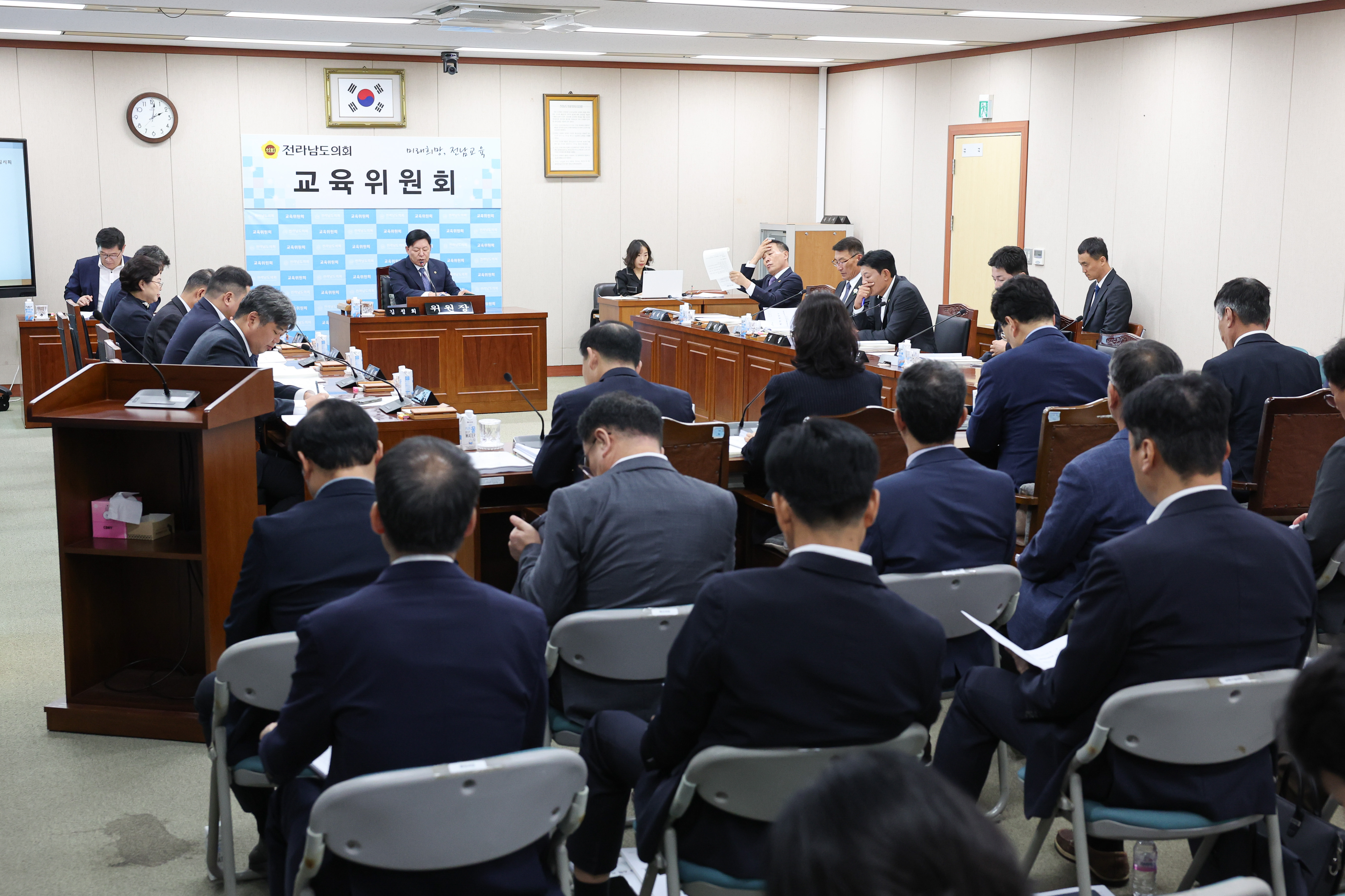 제394회 임시회 교육위원회 회의 첨부이미지 : 25년10월15일 제394회 임시회 교육위원회 회의 (2).jpg