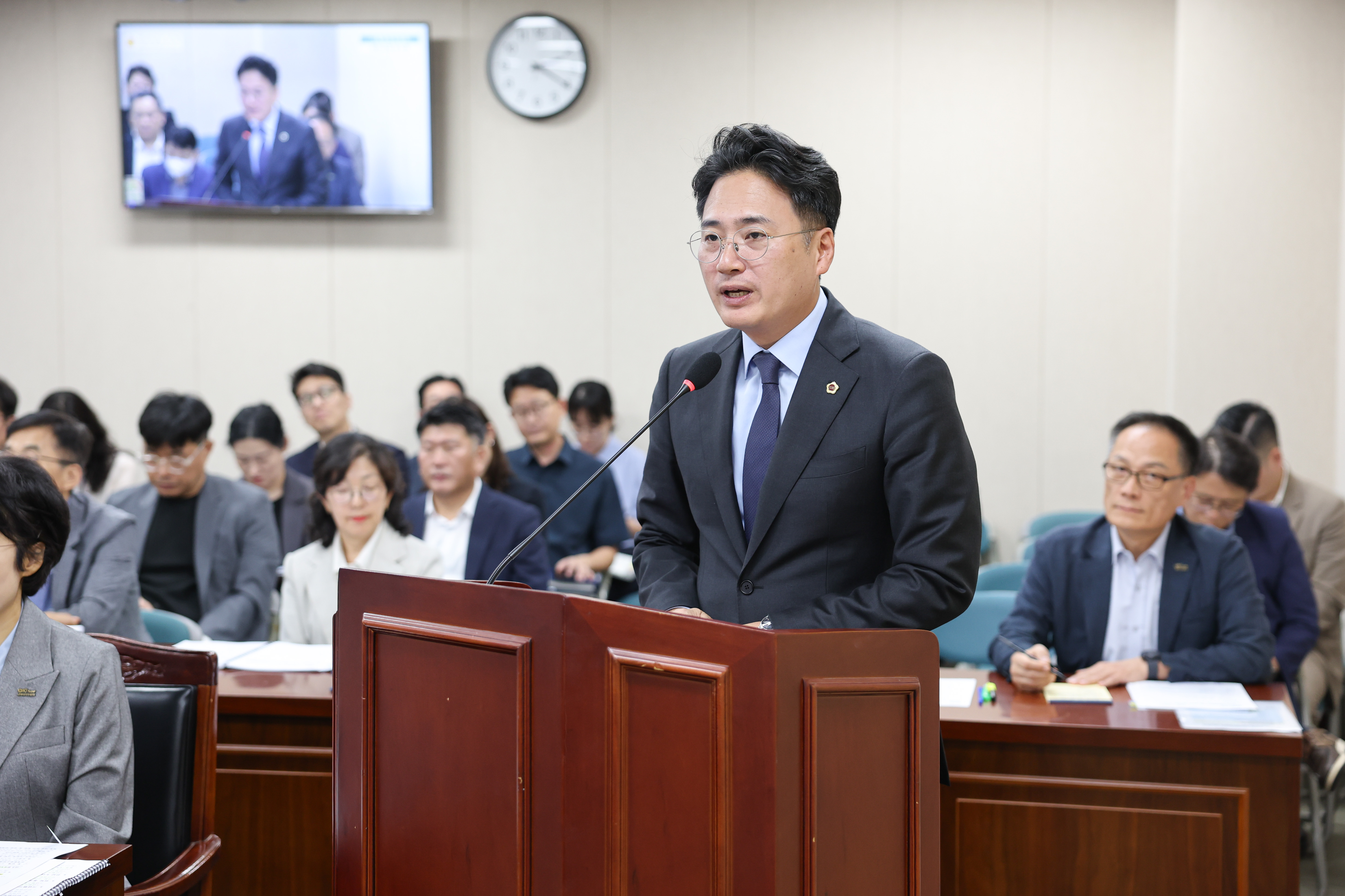 제394회 임시회 기획행정위원회 회의 첨부이미지 : 25년10월15일 제394회 임시회 기획행정위원회 회의 (4).jpg