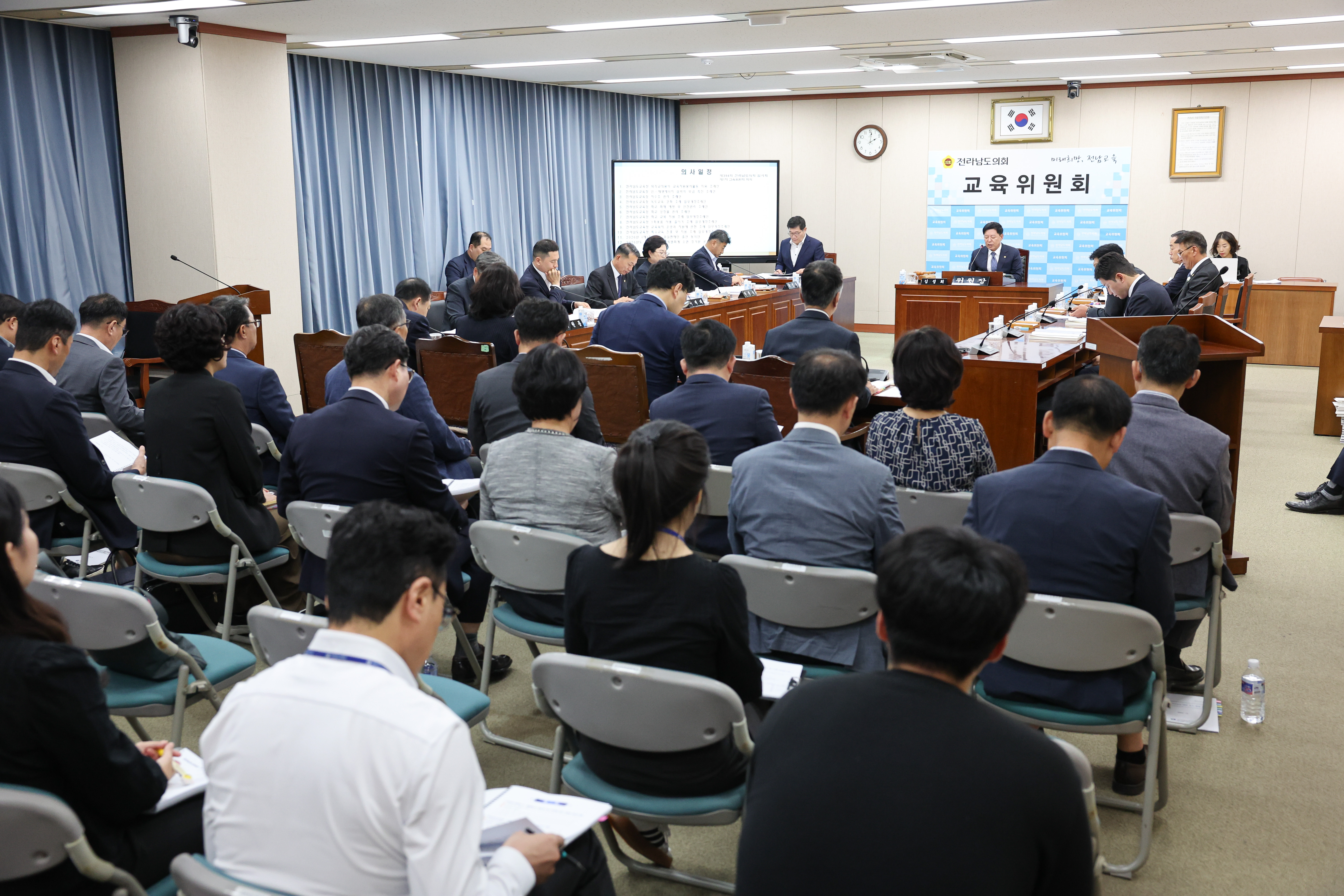 제394회 임시회 교육위원회 회의 첨부이미지 : 25년10월15일 제394회 임시회 교육위원회 회의 (3).jpg