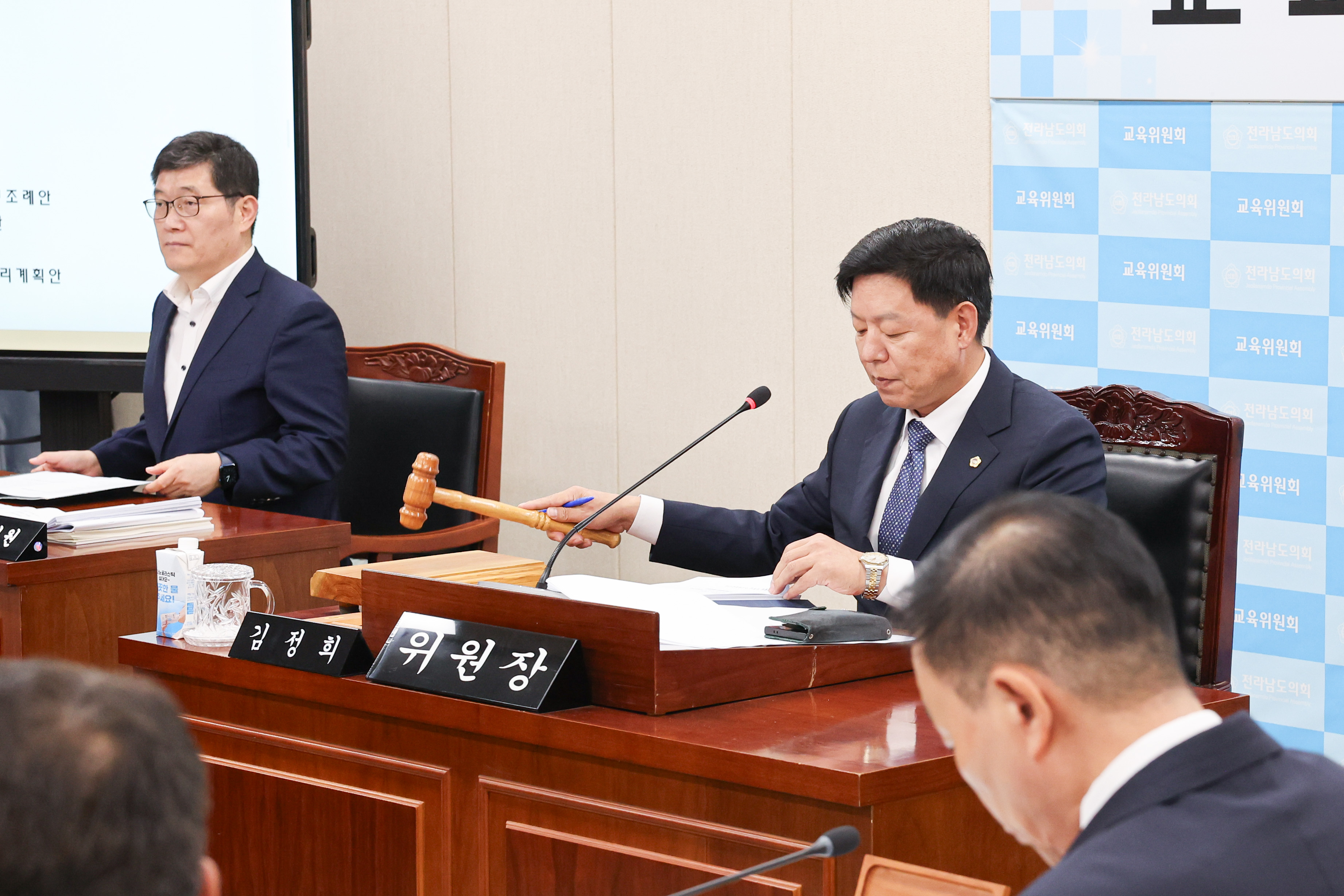 제394회 임시회 교육위원회 회의 첨부이미지 : 25년10월15일 제394회 임시회 교육위원회 회의 (8).jpg