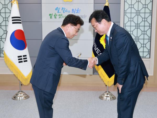 명창환 행정부지사 감사패 수여식