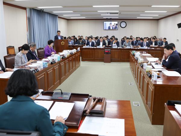 제394회 임시회 경제관광문화위원회 회의 첨부이미지 : 25년10월15일 제394회 임시회 경제관광문화위원회 회의 (10).jpg