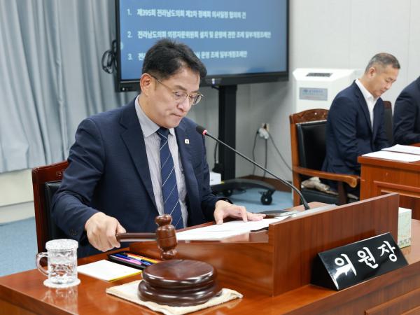 제394회 임시회 의회운영위원회 회의 첨부이미지 : 25년10월15일 제394회 임시회 의회운영위원회 회의 - 005.jpg