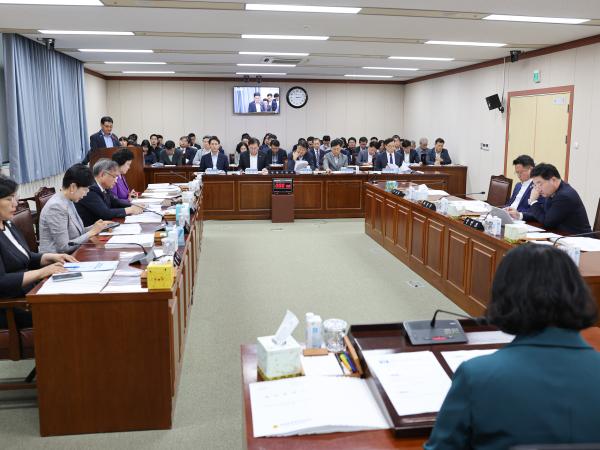 제394회 임시회 경제관광문화위원회 회의 첨부이미지 : 25년10월15일 제394회 임시회 경제관광문화위원회 회의 (9).jpg